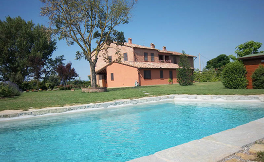 coltorto-umbria-pool-and-exterior