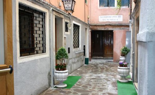 hotel-al-piave-courtyard